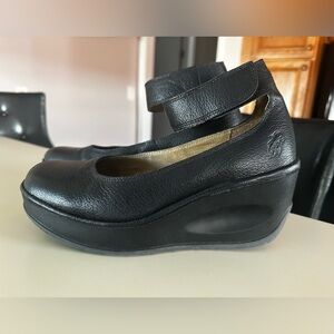 90% perfect Fly London